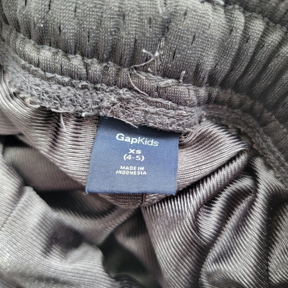 SET OF 3 GAP kids shorts. Size XS 4/5 red has some small pilling - Picture 7 of 7